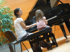 Noelia, de tres añitos, tocó apoyada en el piano de la vergüenza que tenía.